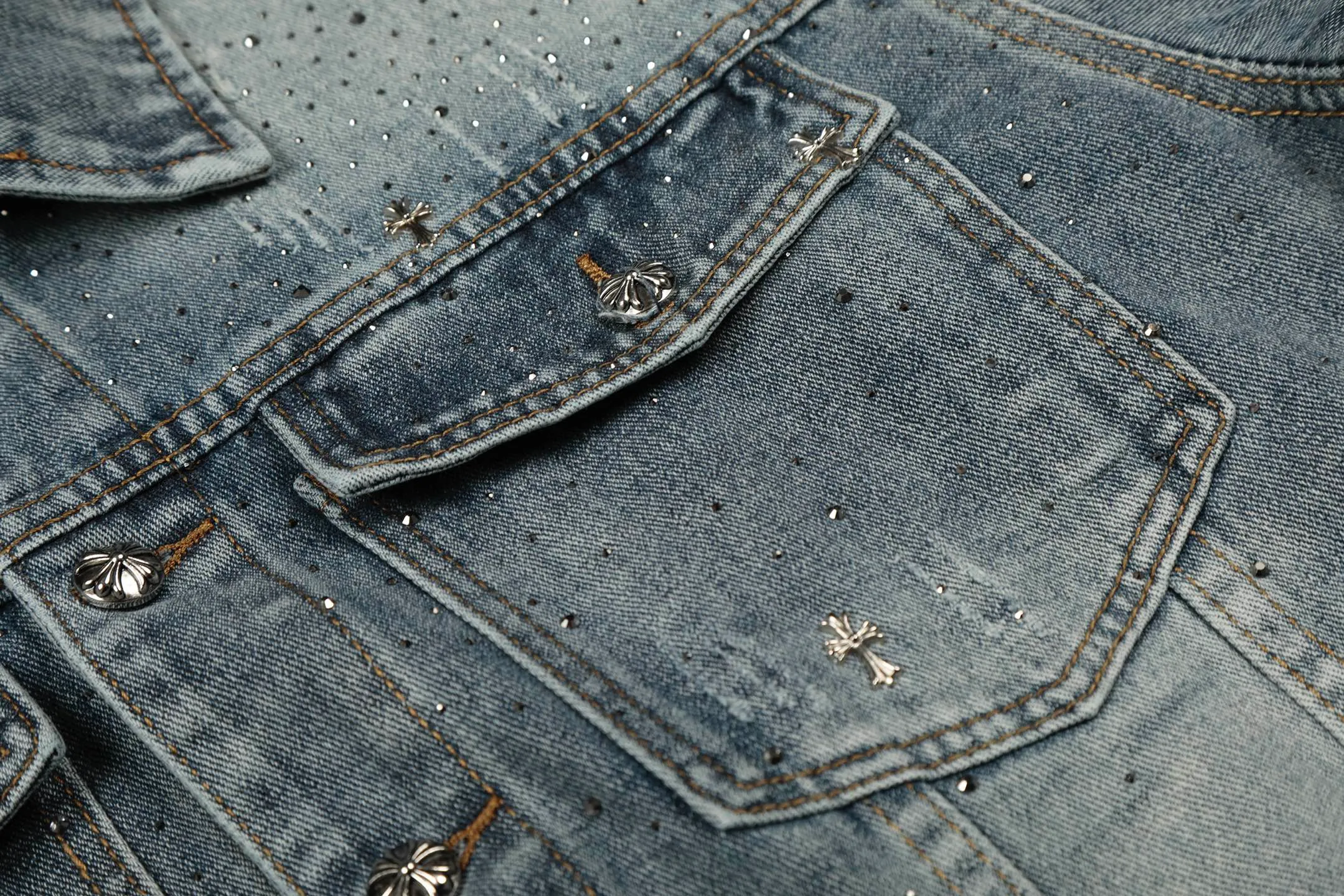 P270 💰 Chrome Hearts Chrome Hearts Cross Hot Diamond Denim Jacket OS version can be worn by both men and women! The fabric is made of twill gauze cotton fabric! The texture is clear and smooth, not easy to wrinkle or fade! The embroidery process is complex and repetitive. There are more than 20 leather labels. It takes 6 repeated embroidery steps to complete the back body. The requirements for the embroidery machine are very strict, and the distance is 45 cm! It won’t work if the spacing is too big, and it won’t work if it’s too small! We make clothes with care, and every detail must be restored one to one! The hardware is all carved and cast, and they are all genuine from the original factory! This piece of clothing consumes a lot of material, with more than 3 meters of material used for one piece of clothing! After the garment is made, it needs to be fixed at high temperature, washed at a water temperature of more than 70 degrees, and softened by adding softener to make the upper body softer and smoother! There is a flap on the sleeve that can be stored into short sleeves! Adapt it to that understanding Color: Picture color Size: S-M-L-XL
